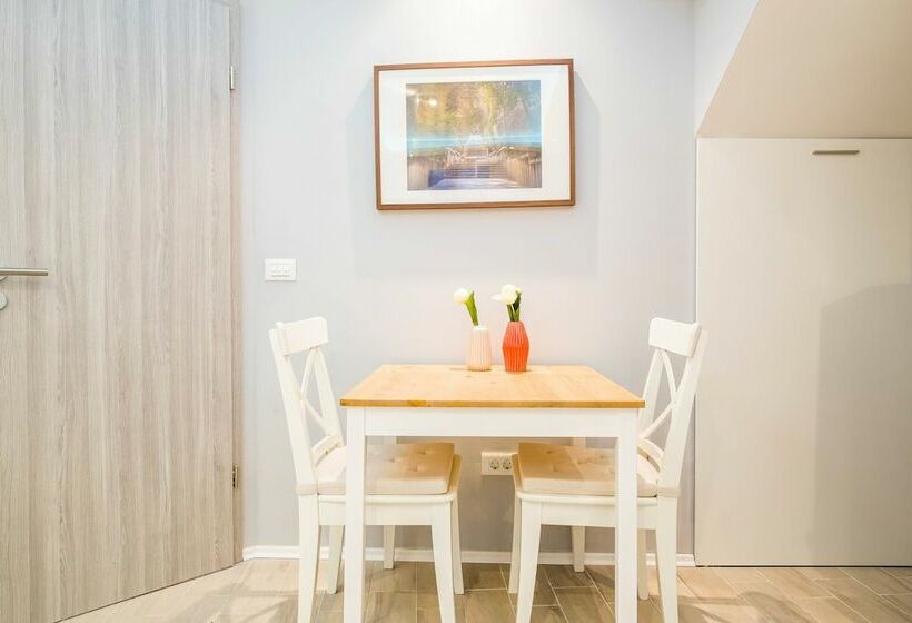 クラシックスタジオ, Serenity Split Apartments