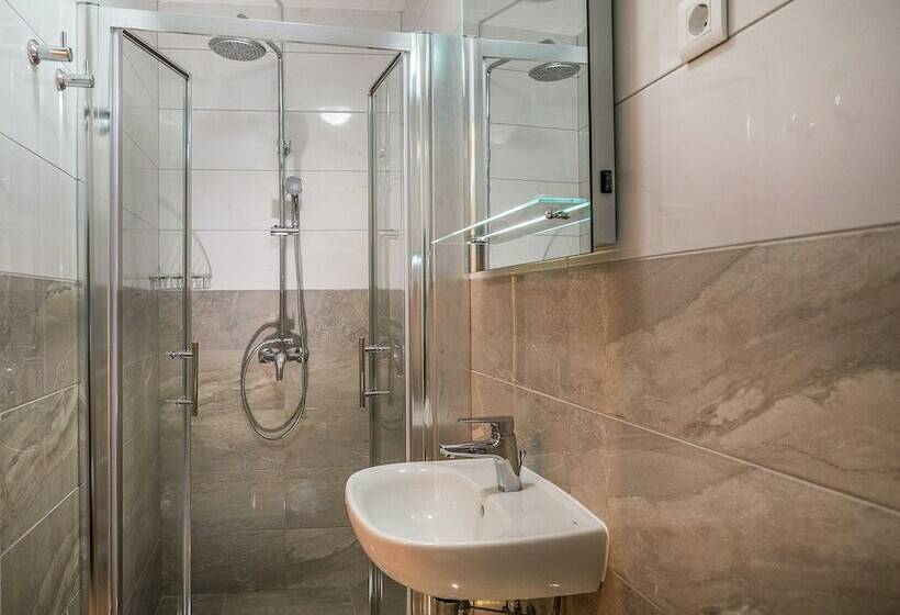 经典工作室, Serenity Split Apartments