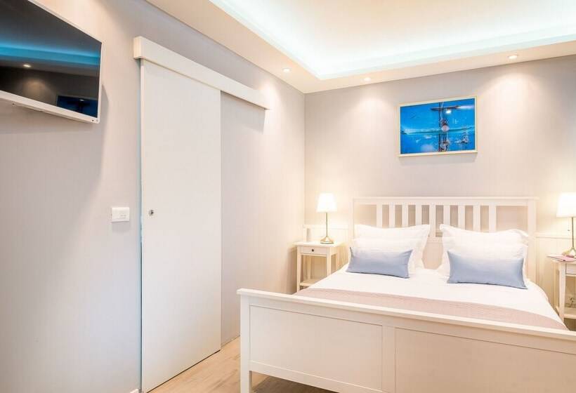 クラシックスタジオ, Serenity Split Apartments