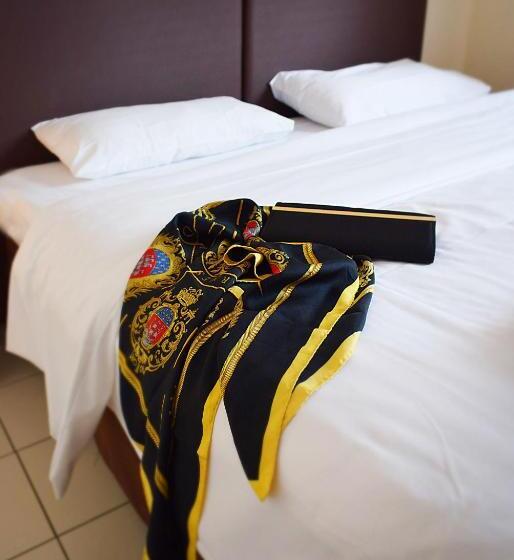 Quarto Estandar para Deficientes Físicos, Logis Hôtel Restaurant Le Top Du Roulier