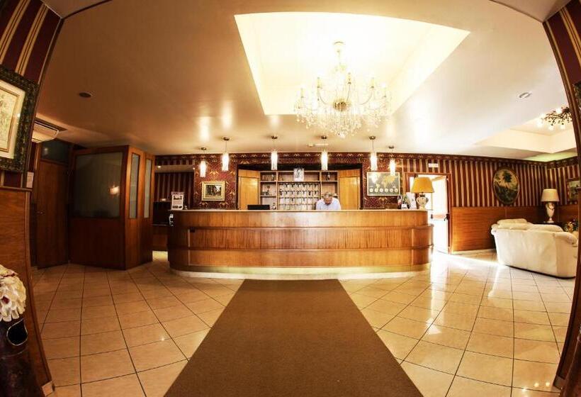 Standard Single Room, Max