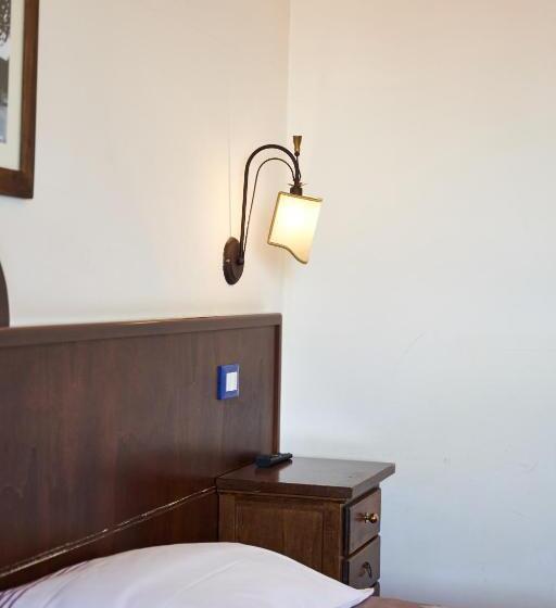Standard Single Room, Max