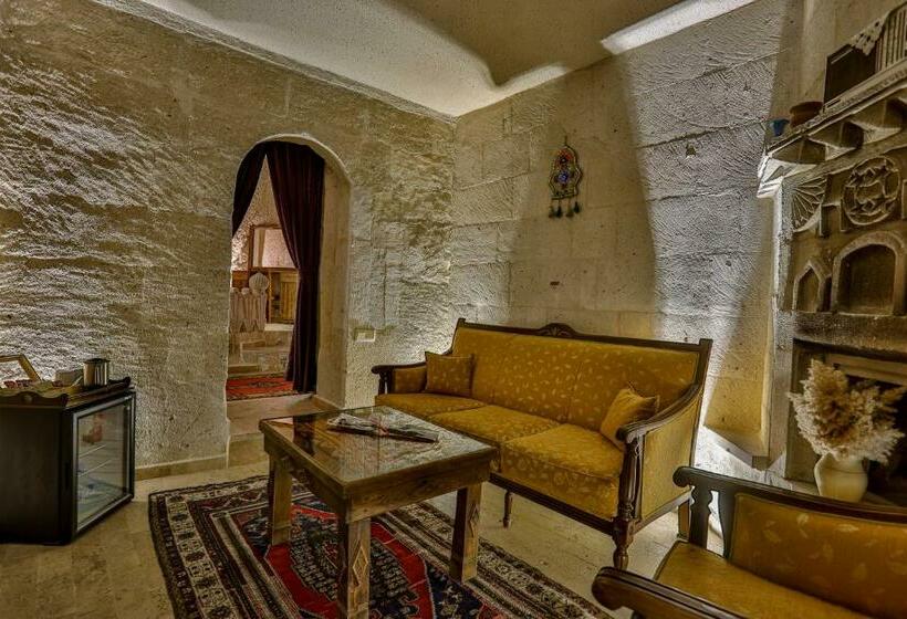 اتاق لوکس, Hidden Cave