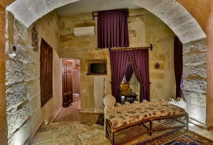 اتاق لوکس, Hidden Cave