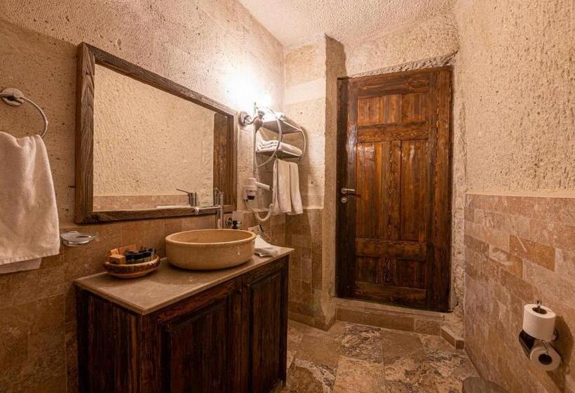 اتاق لوکس, Hidden Cave