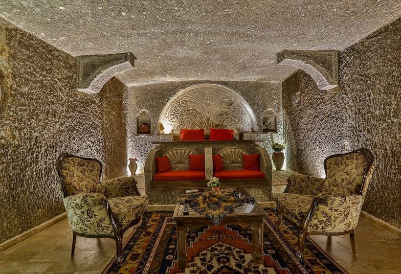 سوئیت با تخت بزرگ, Hidden Cave