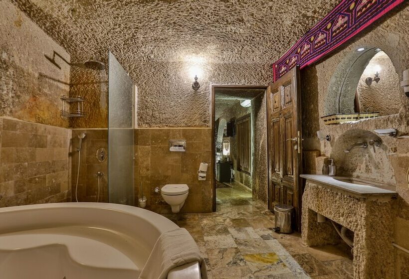 سوئیت با تخت بزرگ, Hidden Cave