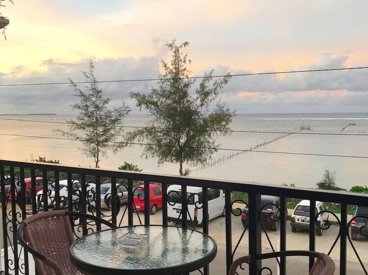 اتاق لوکس با بالکن و چشم‌انداز دریا, Little Italy
