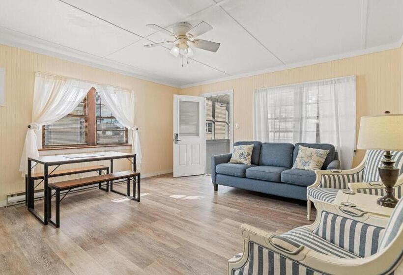Хижина, Oceanside Court By Kees Vacations