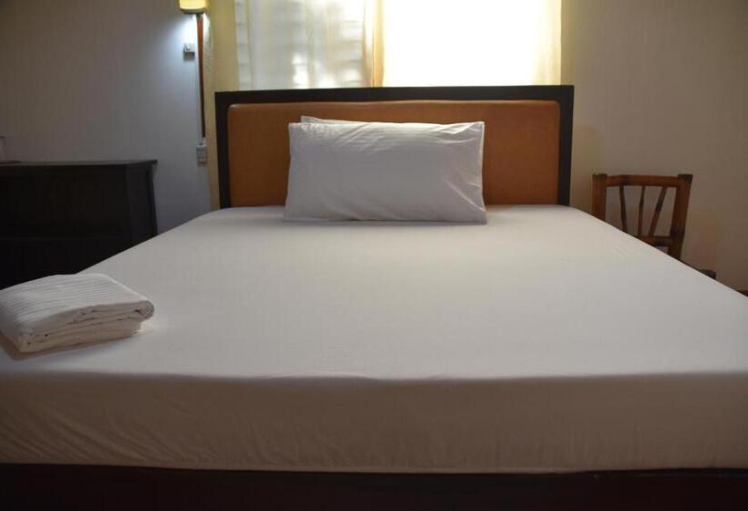 Трехместный Номер Стандарт с Балконом, Roy S Rendezvous Boracay