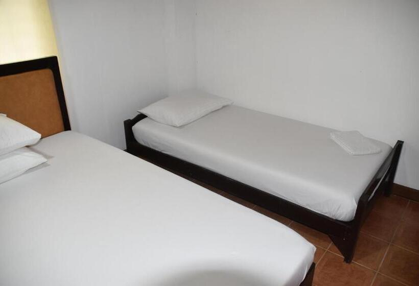 Трехместный Номер Стандарт с Балконом, Roy S Rendezvous Boracay