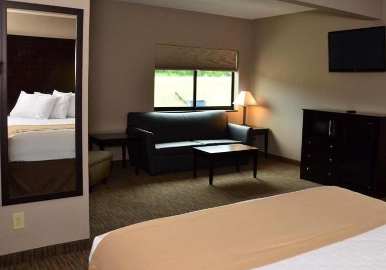 Президентский Люкс, Qube Hotel   Polk City