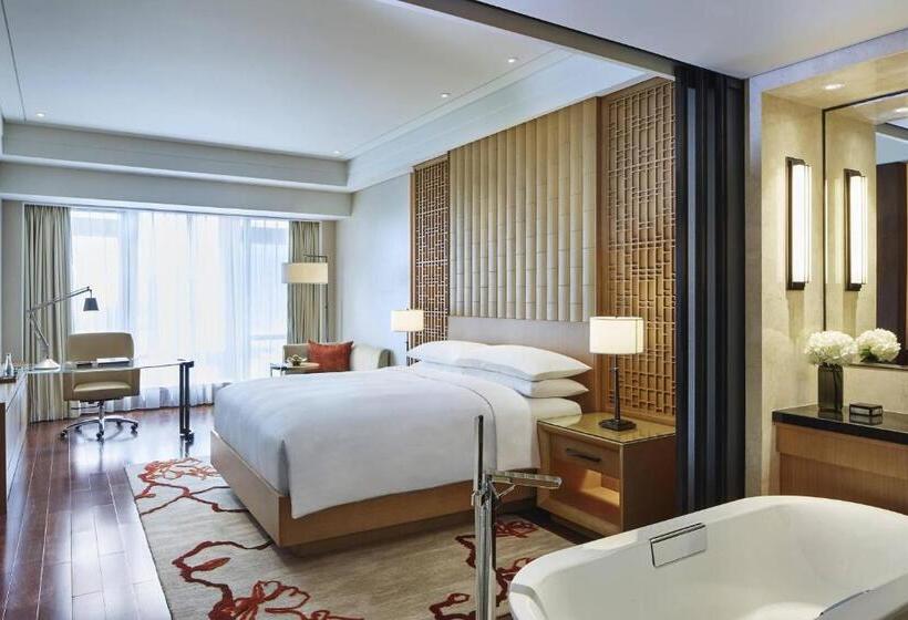 带大床的行政房间, Zhuhai Marriott