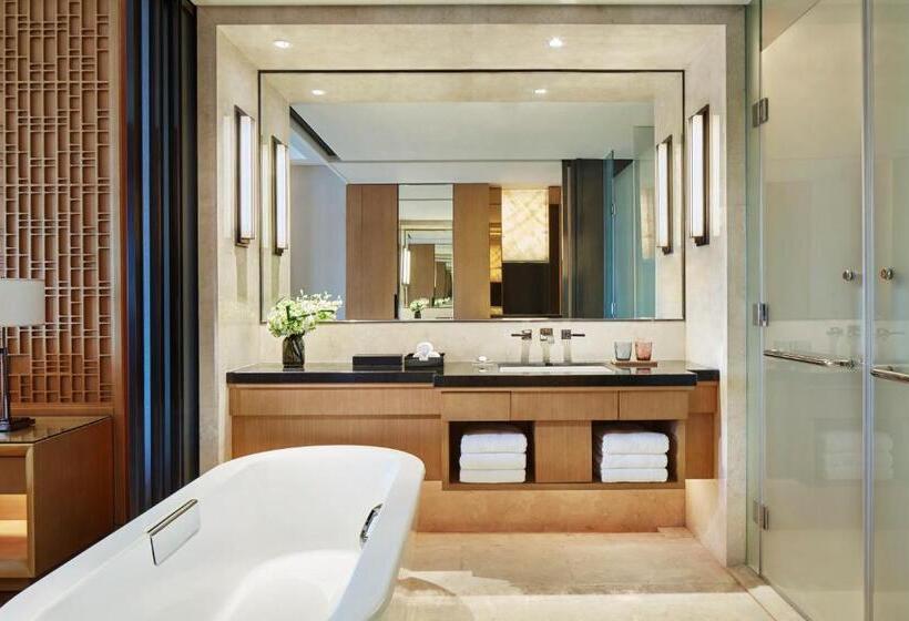 带双人大床的行政管理套房, Zhuhai Marriott