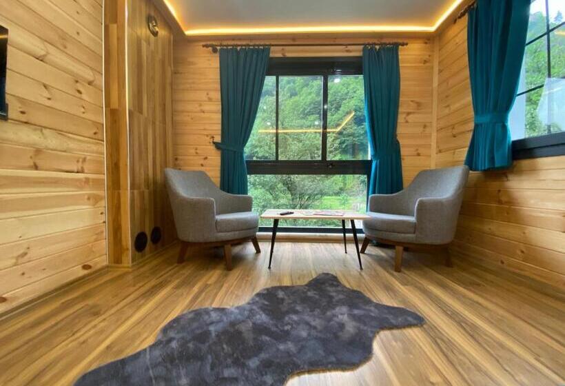 Quarto Estandar, Ni̇ka