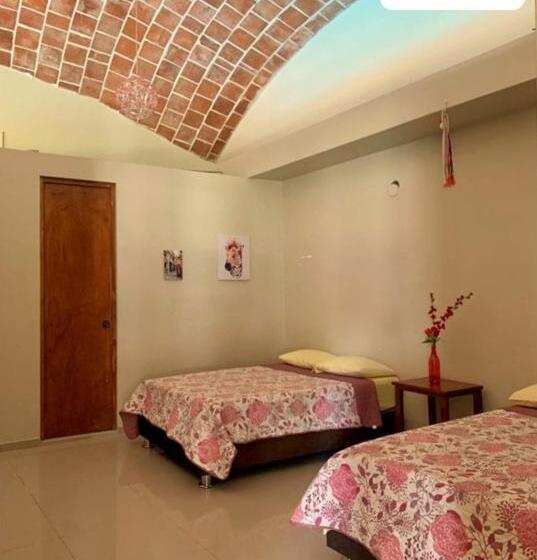 بنجلو عائلى, Cocos Inn