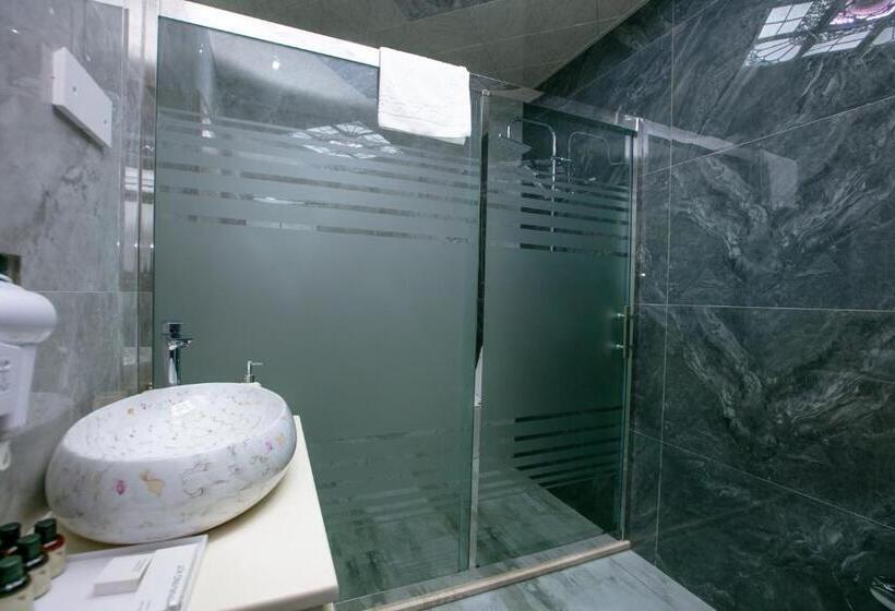 جناح جونيور مزوَّد بشرفة, Nohur Hotel Gabala