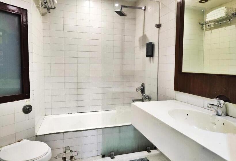 디럭스 룸 킹사이즈 침대, The Ashoka Inn 300mts Walkable From Mall Road