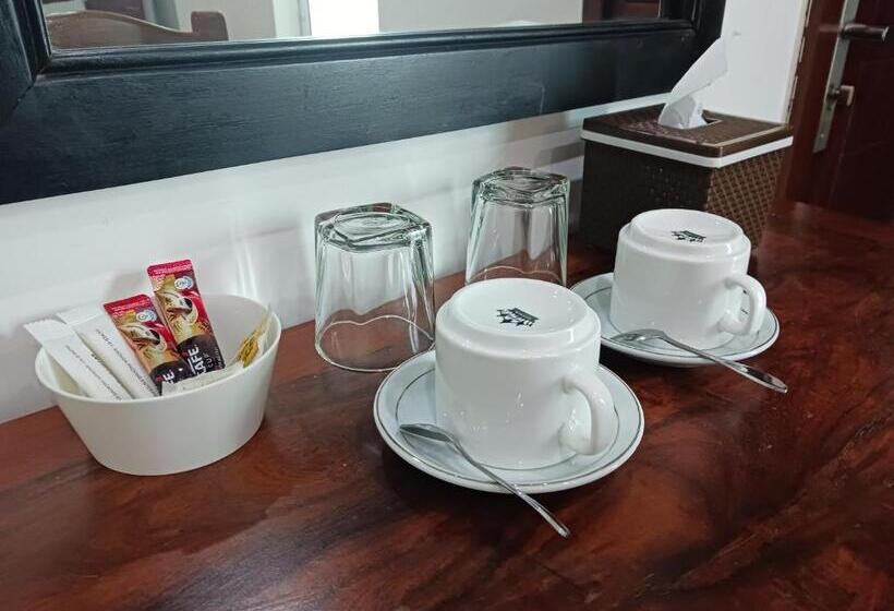 اتاق اکونومی, Andy S Place
