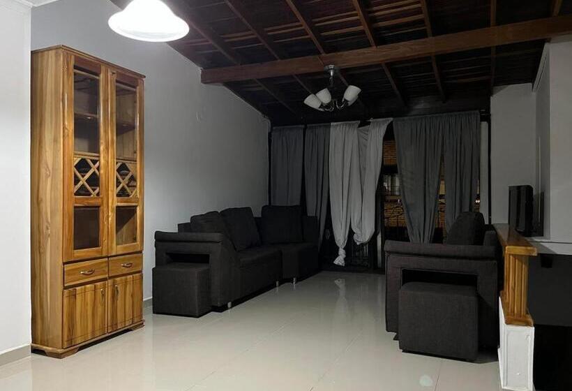家庭间, Pacifica Hostel