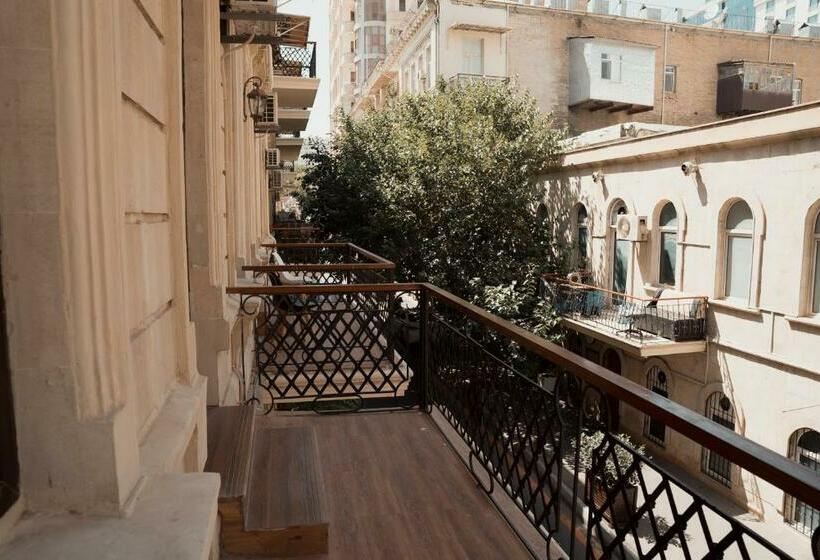 غرفة قياسية مزوَّدة بشُرفة, Dionis
