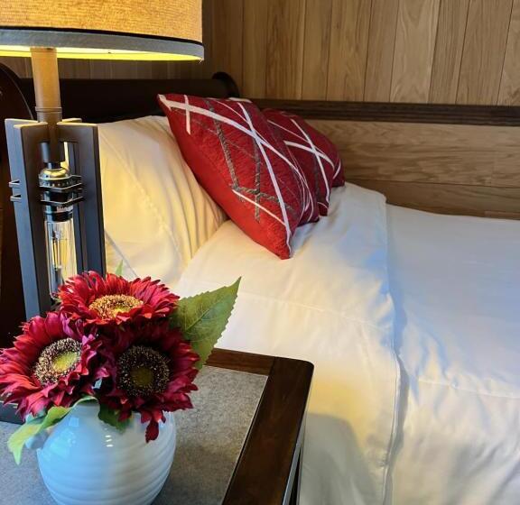 Люкс Повышенной Комфортности, Monterey Inn