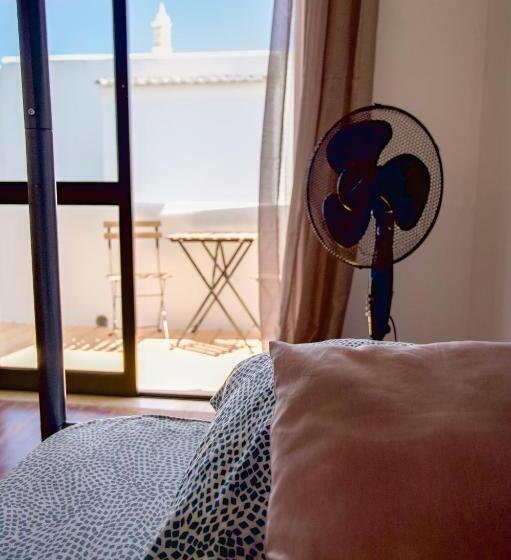 اتاق خانوادگی, Wakeup Villa