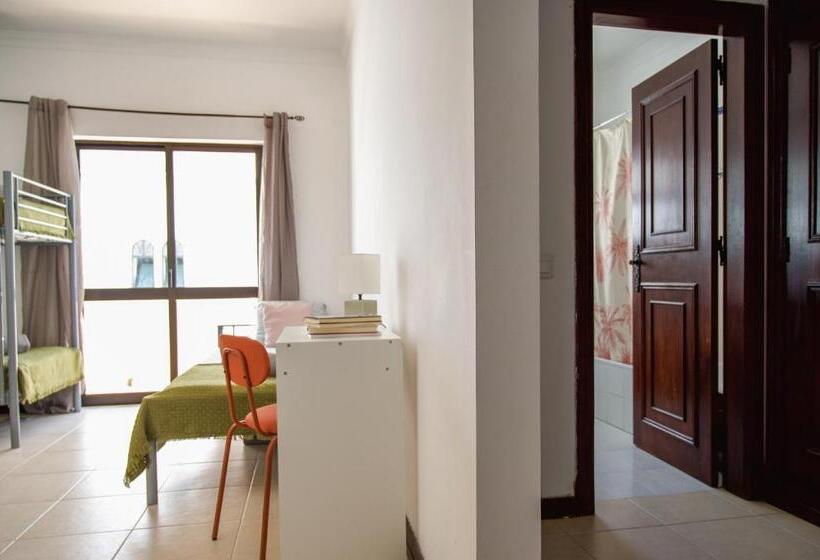 اتاق خانوادگی, Wakeup Villa