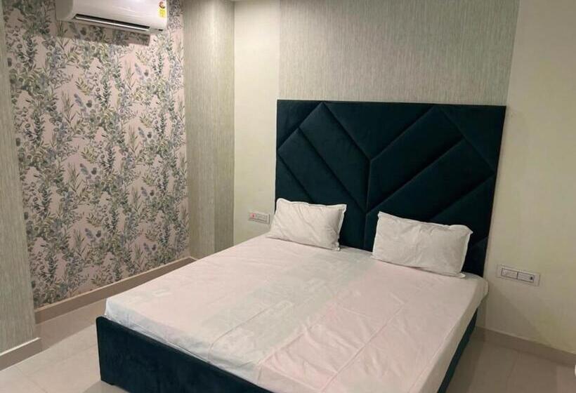 Трехместный Номер Классика, Oyo 81010  The Amar Palace