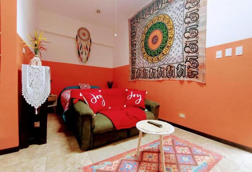 스탠다드 스튜디오, Nirvana Apartament Hostal
