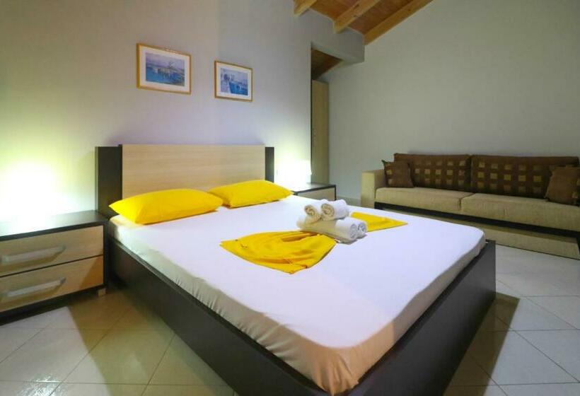 اتاق خانوادگی, Aris Rooms