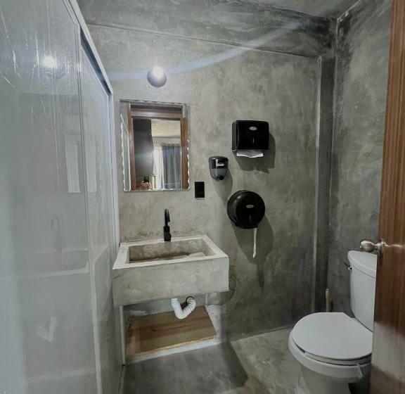 공동 객실, Straw Hat Surf Hostel & Bar