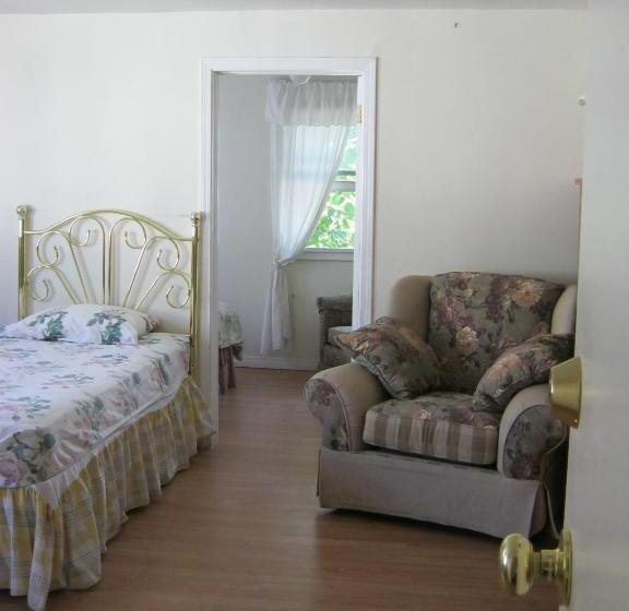 スタンダード４人部屋, Kelowna Okanagan Lake Hostel