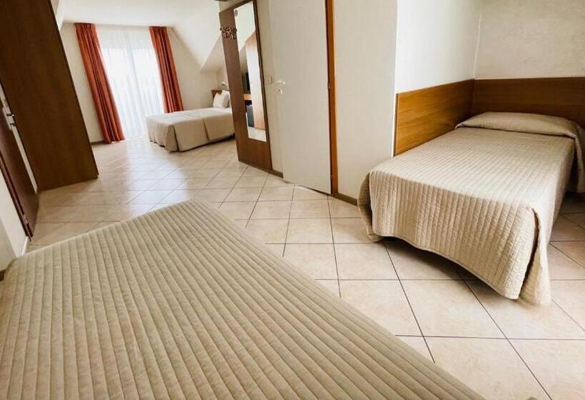 Chambre Familiale, Touring