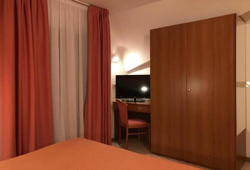 Chambre en Attique, Touring
