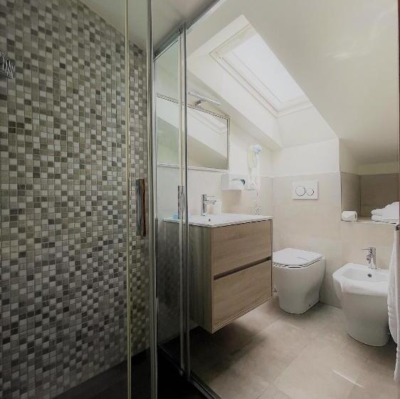 Chambre en Attique, Touring