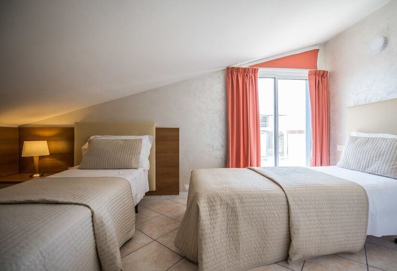 Chambre Familiale, Touring