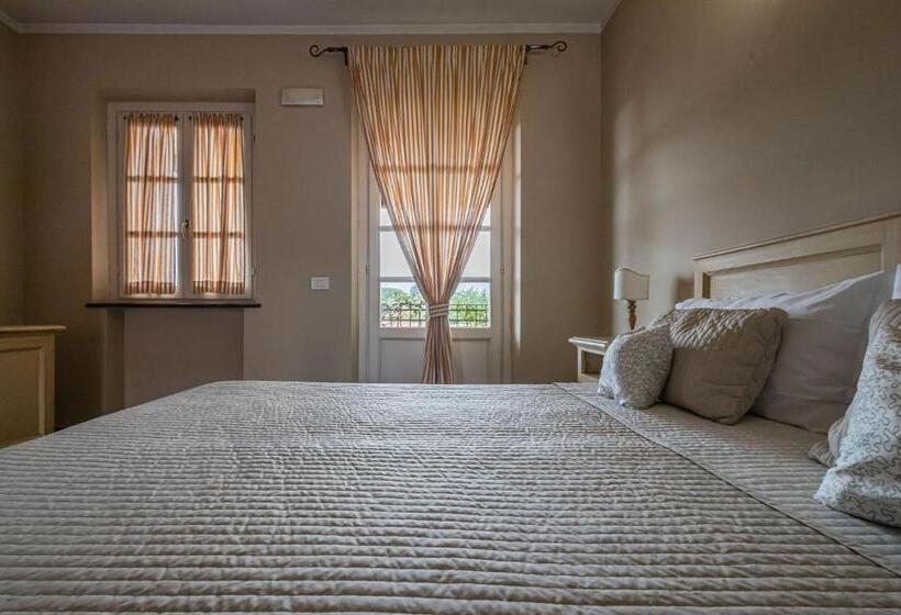 اتاق سوپریور با چشم‌انداز استخر, Albergo La Luna