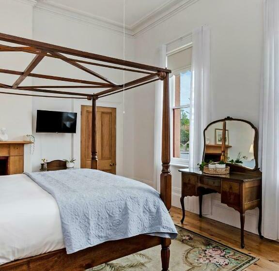 침실 3개 아파트, Annesley House