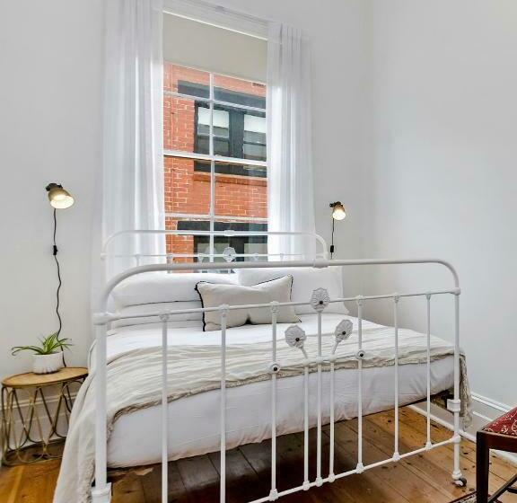 침실 3개 아파트, Annesley House