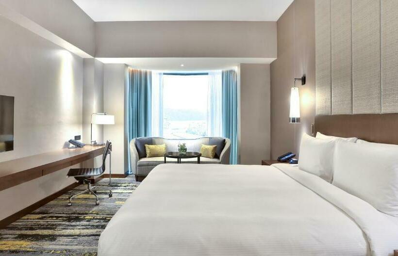 스탠다드 룸 킹사이즈 침대, Hilton Kota Kinabalu