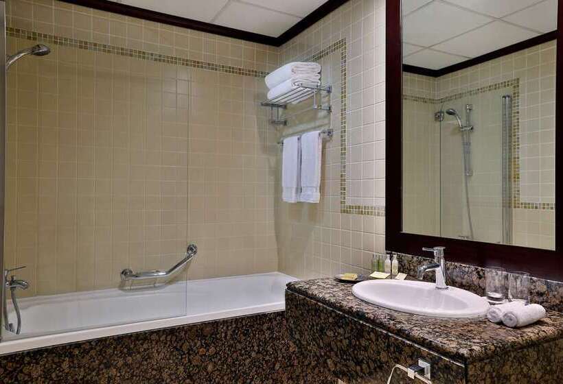 이그제큐티브 룸 킹사이즈 침대, Hilton Kota Kinabalu