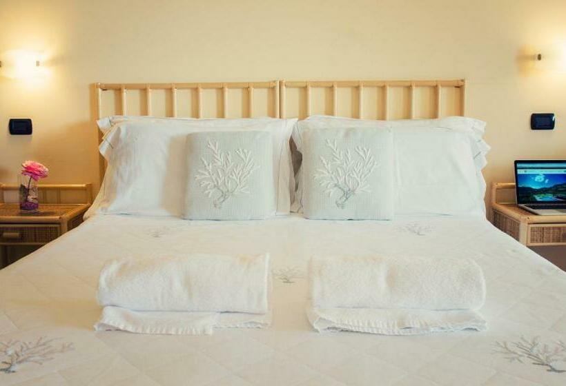اتاق اساندارد با چشم‌انداز جانبی به دریا, A Nuciara Park Hotel & Wellness Center