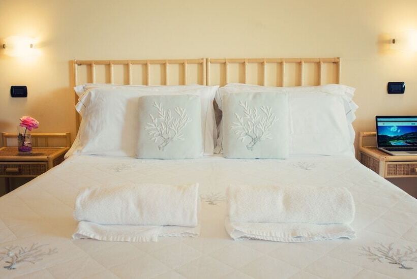 اتاق اساندارد با چشم‌انداز جانبی به دریا, A Nuciara Park Hotel & Wellness Center