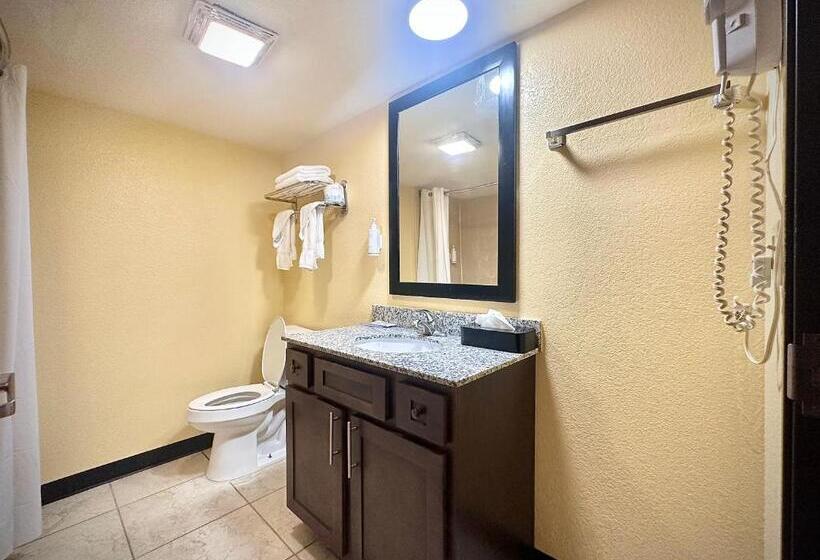 اتاق استاندارد با تخت بزرگ برای معلولان, Days Inn By Wyndham New Orleans Pontchartrain