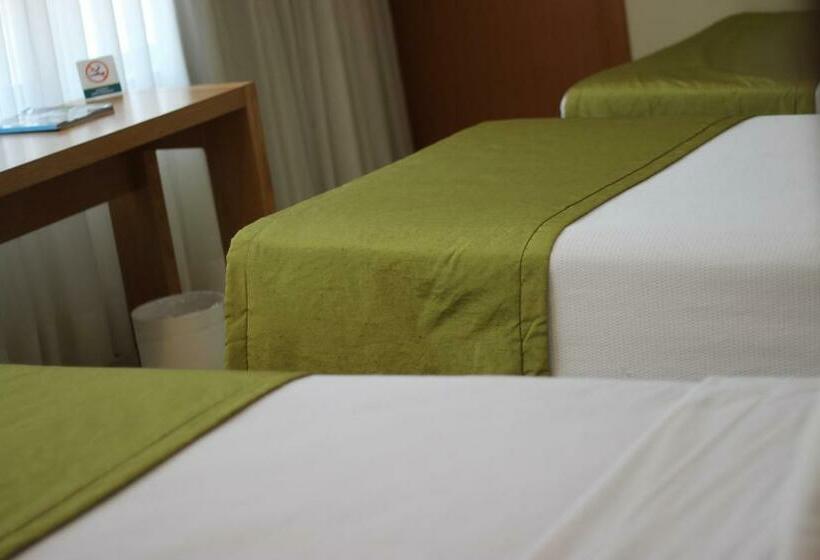 Quarto Triplo Estandar, Naoum