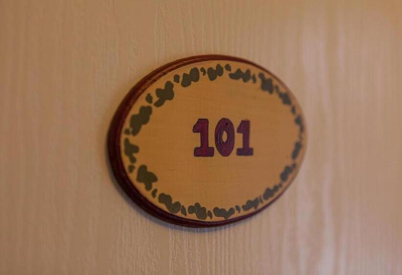 اتاق استاندارد با سرویس بهداشتی مشترک, Guesthouse Isafjordur  Gamla