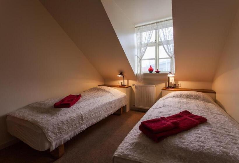 اتاق استاندارد سه تخته با سرویس بهداشتی مشترک, Guesthouse Isafjordur  Gamla