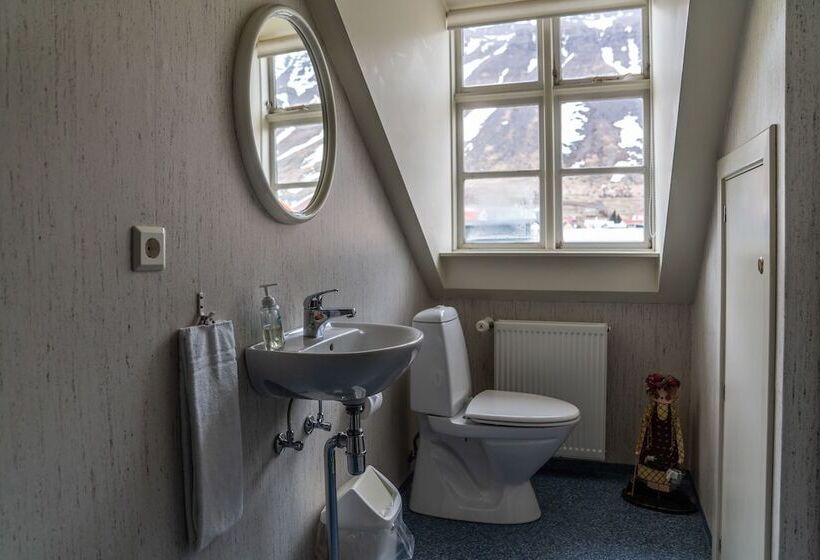 اتاق استاندارد با سرویس بهداشتی مشترک, Guesthouse Isafjordur  Gamla