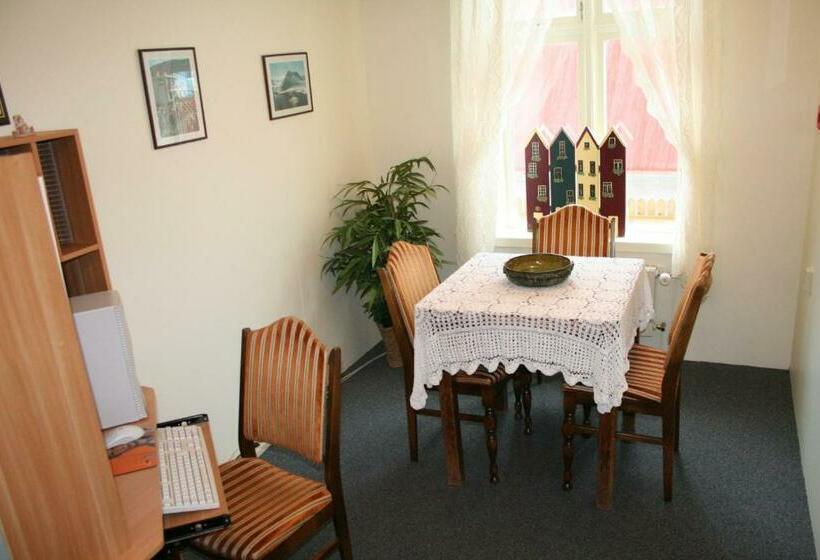 اتاق استاندارد با سرویس بهداشتی مشترک, Guesthouse Isafjordur  Gamla